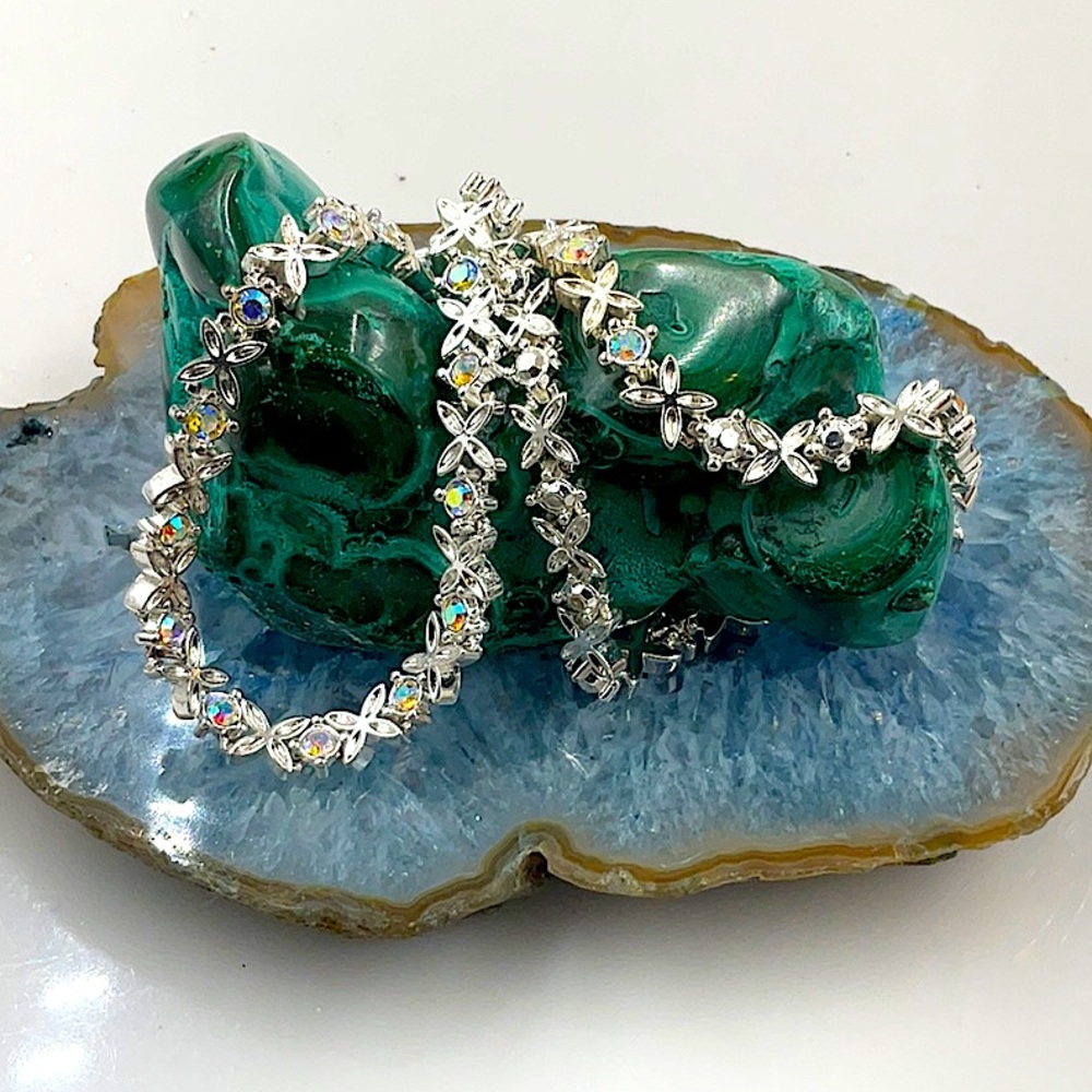 16”ElegantSilverNecklace W/Four Petal Flowers AlternatingWithSparkling Crystals - Picture 4 of 6